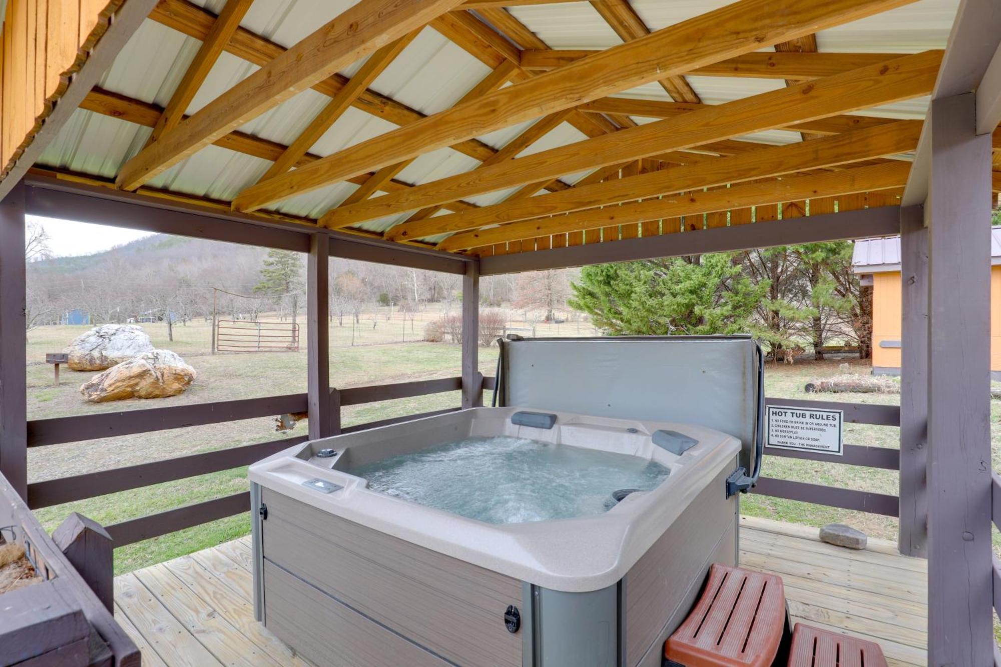 Riverfront Hot Springs Cabin With Private Hot Tub! Kültér fotó