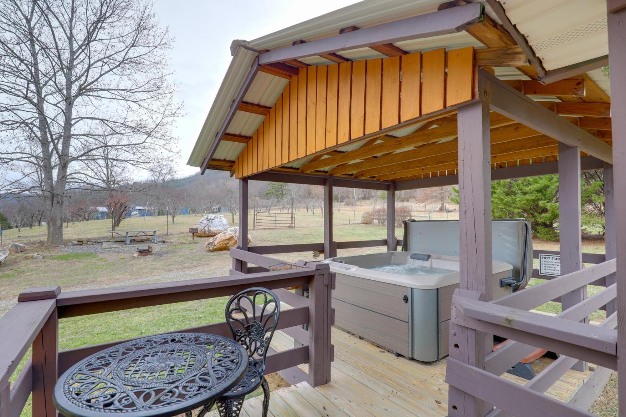 Riverfront Hot Springs Cabin With Private Hot Tub! Kültér fotó